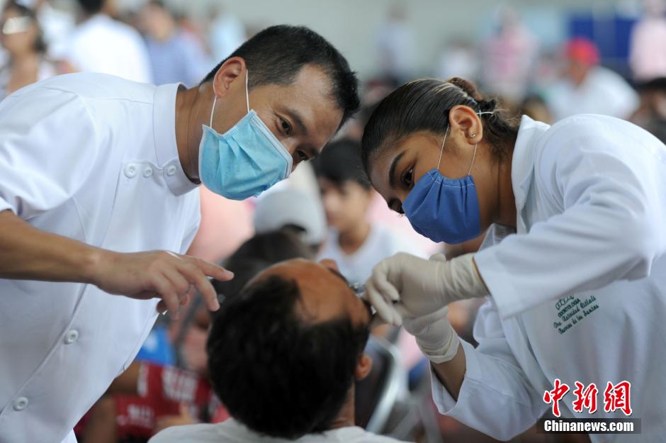 11月15日、民衆を診察する中国とメキシコの医療スタッフ。