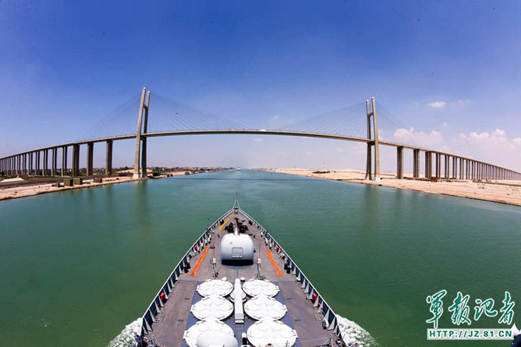 現地時間9月1日昼、スエズ運河橋を通航する済南艦