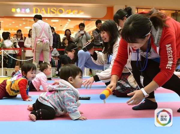 600人の赤ちゃんの「はいはい競争」がギネス記録を更新　日本