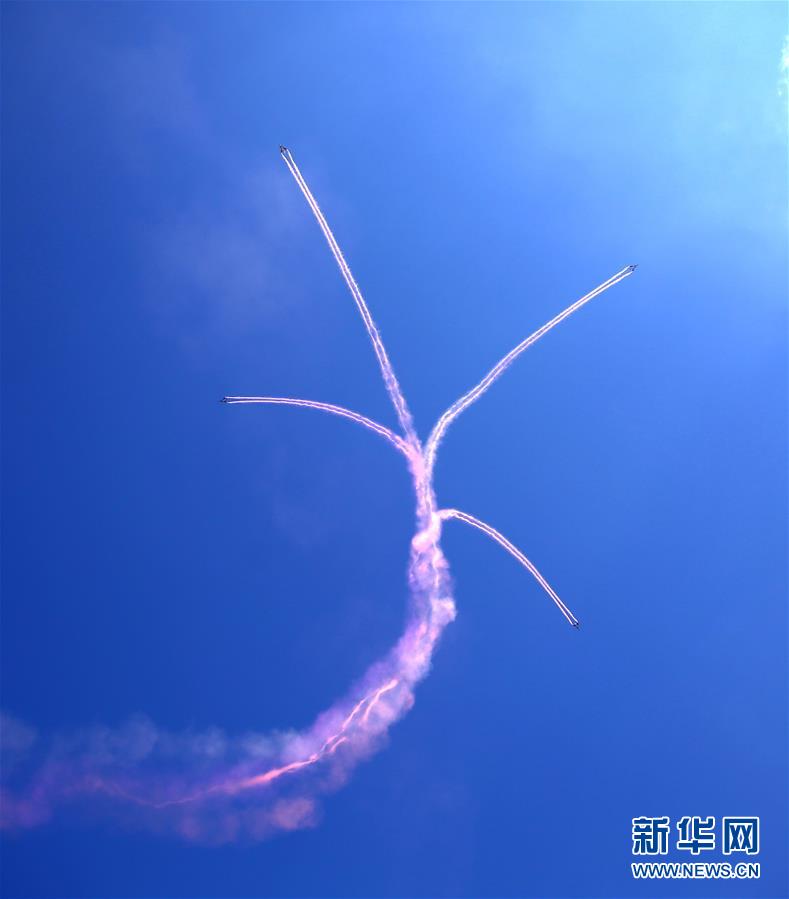 11月26日、4機垂直飛行で上昇し「花」を咲かせる中国空軍の八一飛行表演隊。