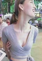 女性の「背中から手をまわして胸をタッチ」写真がネットでブーム　