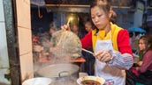 重慶の女性の夢を支える一杯の麺