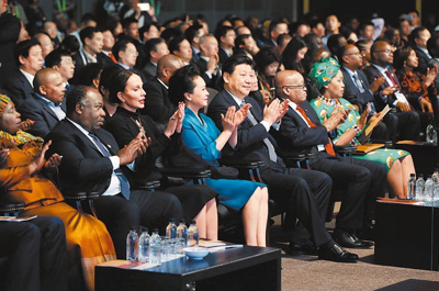 習近平主席夫妻、南アフリカ「中国年」閉幕公演を鑑賞