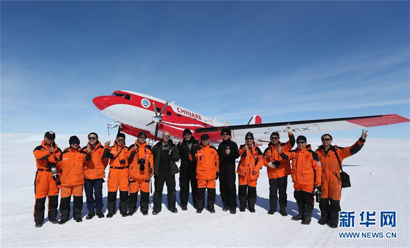 「雪鷹601」の中山基地付近での試験飛行成功後、科学観測隊員らが記念撮影。