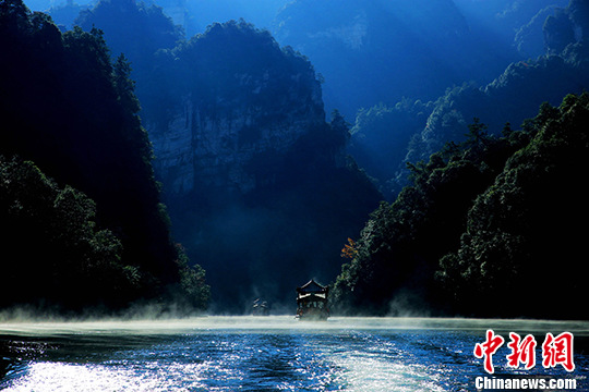 張家界宝峰湖、絵のような景色を行く船　湖南省