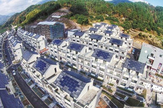 中国最大の太陽光発電村、発電・送電を開始　浙江省
