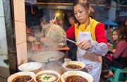 重慶の女性の夢を支える一杯の麺