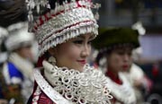 着飾ったミャオ族女性が古城に集結　湖南省