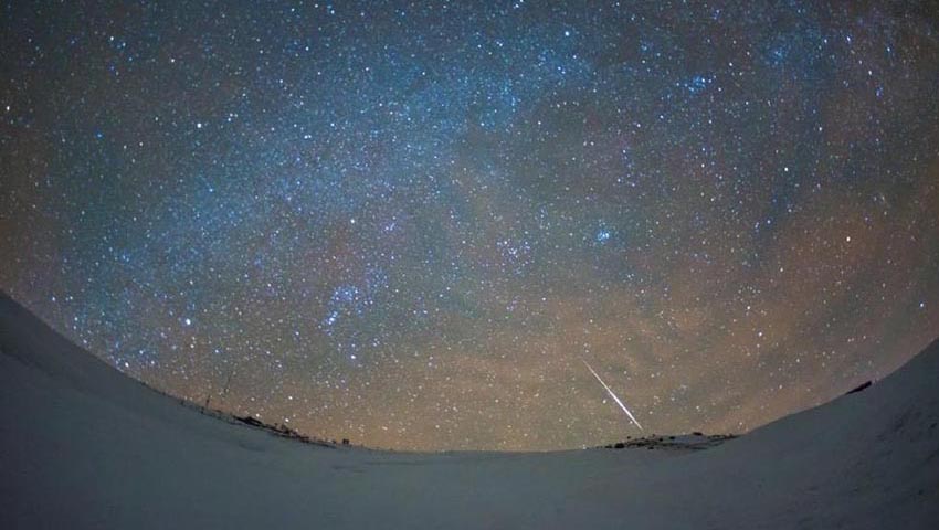 長白山の夜空を照らす双子座流星群　吉林省