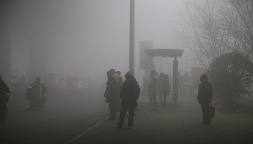 天津で初の大気汚染最高レベル「赤色警報」発令