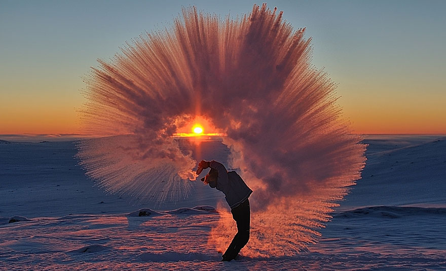 氷点下35度でお湯を撒く、カメラマンが氷の虹を製作