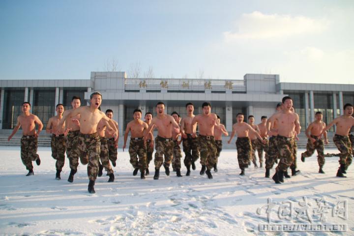 立派！雪にまみれて格闘する武装警察訓練生