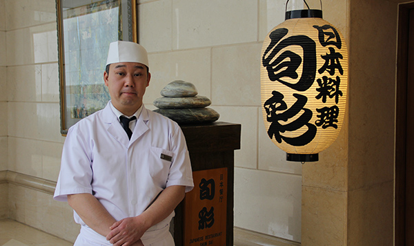 第20回中国で伝える和の味　日本料理人　中谷雄一さん　日本の料理は今や中国でごく身近で親しみのある外国料理となっており、特に健康志向の強まる中国人の間で人気のある料理となっている。鉄板焼きやラーメンなどを含めれば北京市内に100軒を超える日本料理店があるとされるが、今回は数ある店舗の中でも、北京建国門エリアに位置する高級日本料理店「旬彩」で、料理長を10年務める中谷雄一さんをご紹介したい。[日本語版]  [中国語版]  