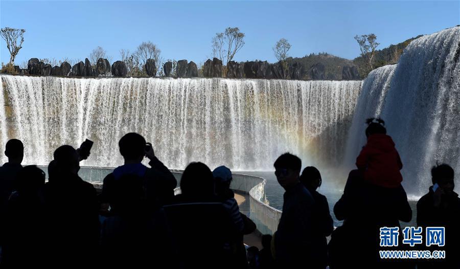 中国最大、幅400メートルの人口滝が昆明に登場