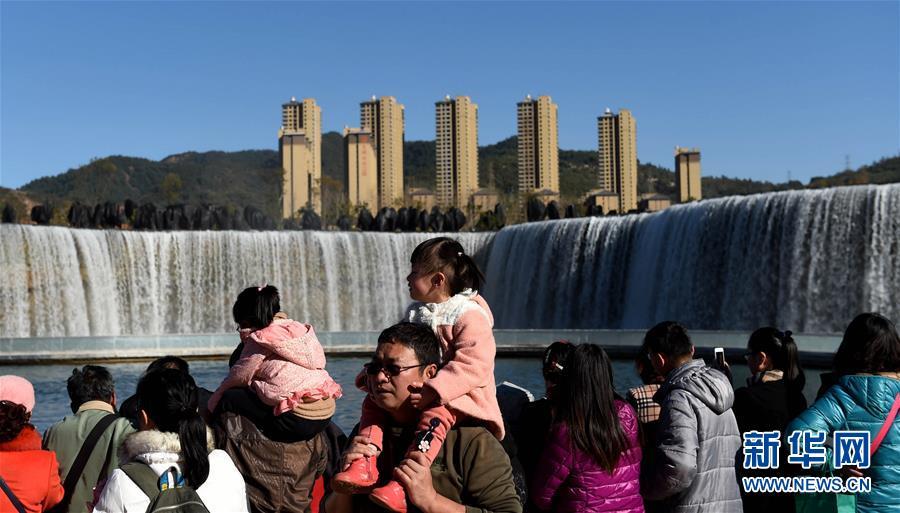 中国最大、幅400メートルの人口滝が昆明に登場