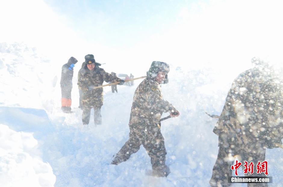 雪に閉じ込められた観光客、国境警備隊に救助される　新疆