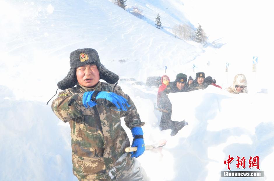 雪に閉じ込められた観光客、国境警備隊に救助される　新疆