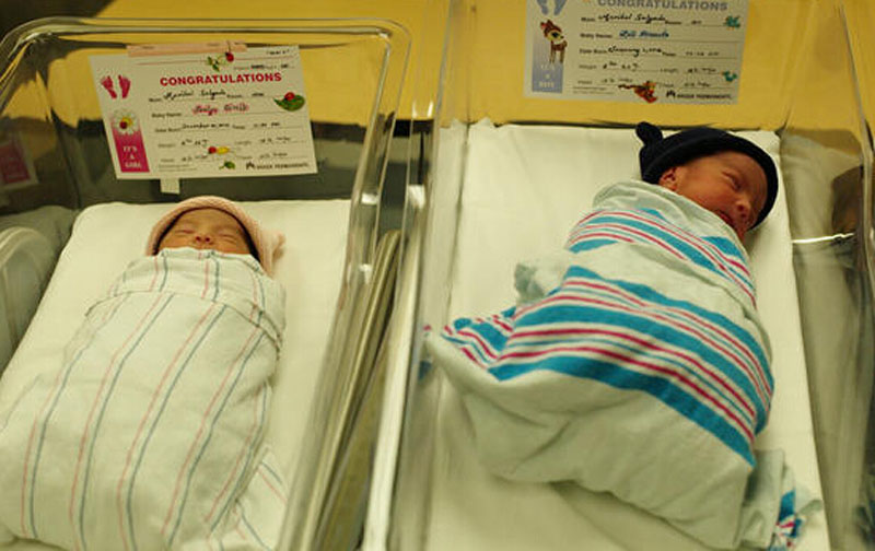 年またぎの双子が誕生、2分差で1歳違い　米国