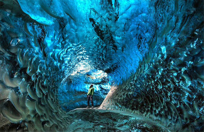 カメラマンが撮影した氷穴はまるで青色の仙境