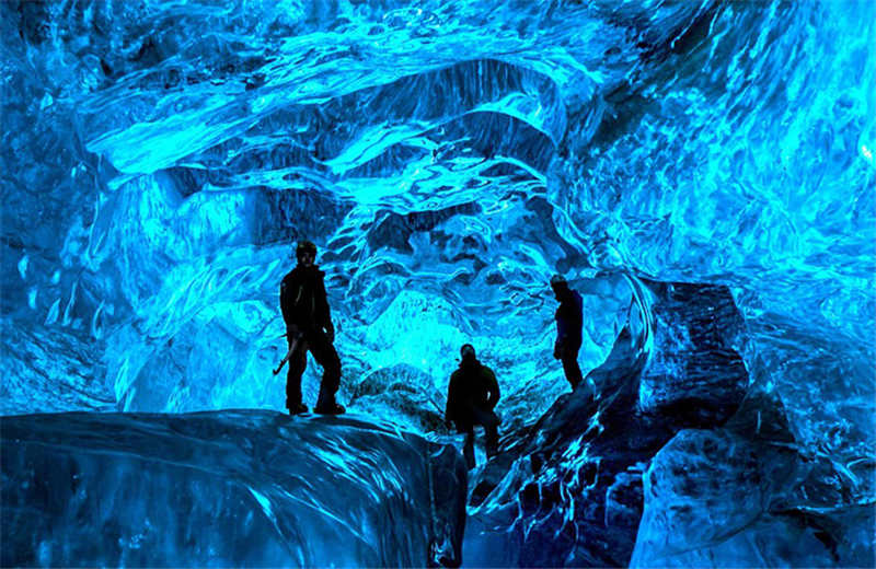 カメラマンが撮影した氷穴はまるで青色の仙境
