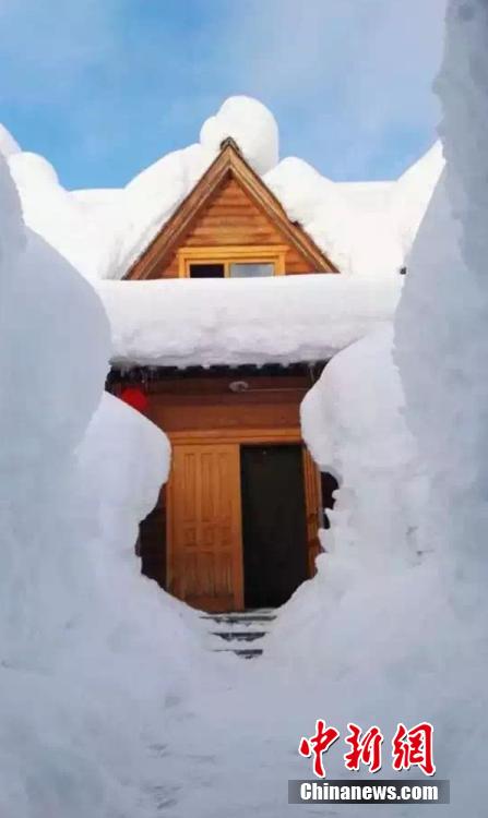 珍しい豪雪で山岳地域は2メートルの積雪　新疆