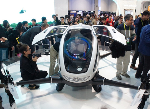 人間搭乗可能な自動運転ヘリ、中国企業がCESで公開　世界初
