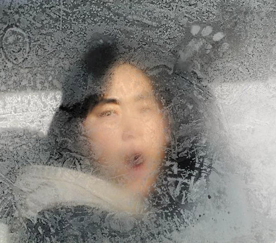 大寒の瀋陽、凍り付く車窓