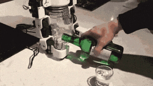 韓国人が酒飲み相手になってくれるロボットを開発