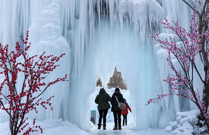 極寒の季節が織りなす美しい氷瀑の景色　河北省