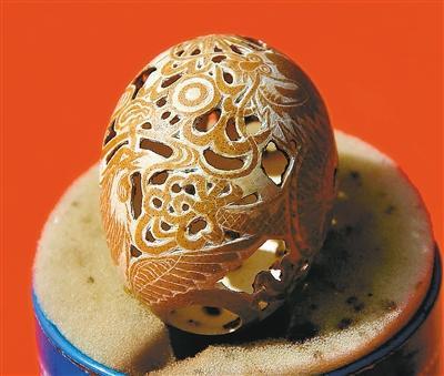 卵彫刻で水滸伝の英雄108人を描く湖南省の黄維湘さん