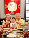 中国人にとって、除夕に家族で食べる「年夜飯」は、一年で一番大事なご馳走といえる。豪華なおかずがたくさん並ぶからだけではない。家族が集まって心を通じ合わせる得難い機会となるからだ。年夜飯に人々が深い思いを寄せるのはそのためだ。