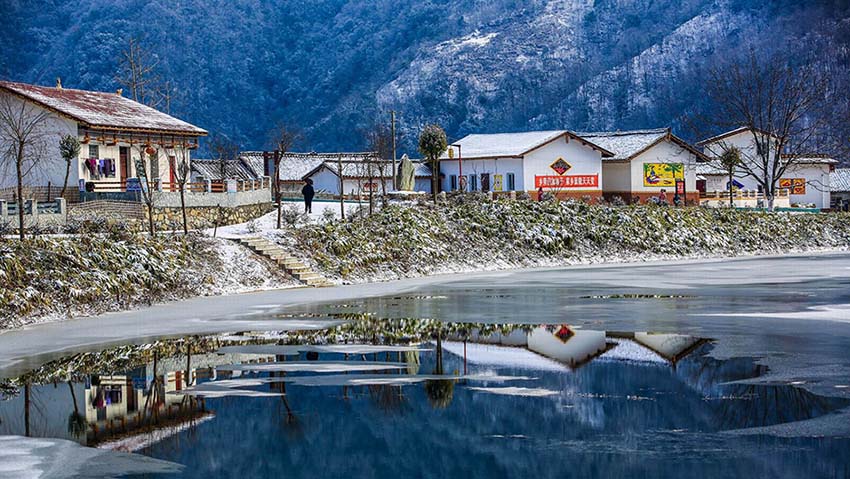 四川地震復興の村に広がる美しい雪景色