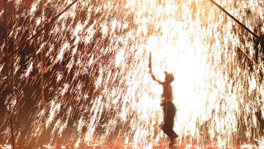 民間伝統の花火、北京で咲かせる「確山鉄花」