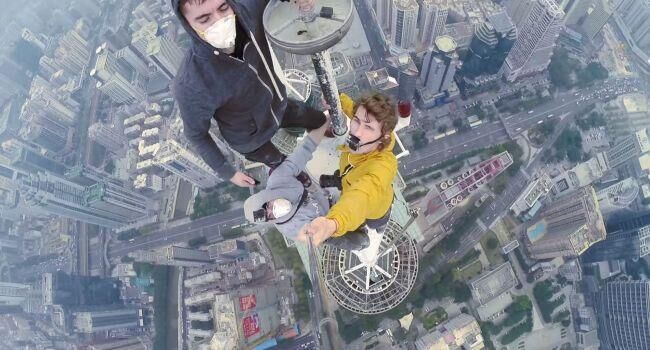 外国人青年3人がスリル満点の自撮り、素手で中国の高層ビル頂上へ