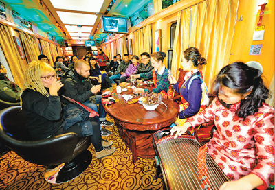 「ゴールドフラワー」列車で 雲南ロマンの旅