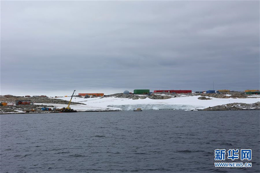 极地観测船「雪竜号」が豪州の南极観测基地に