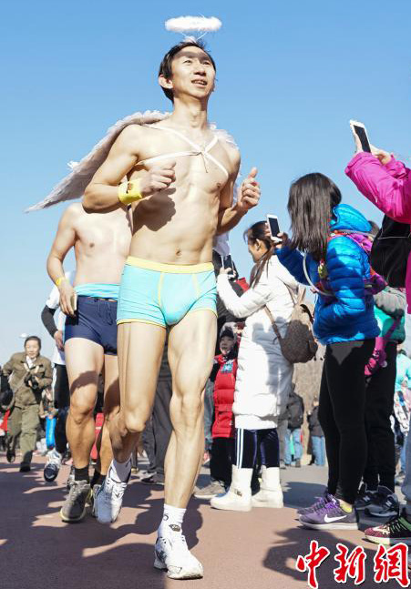 五輪公園で「裸ランニング」を開催、熱気に包まれる寒空　北京