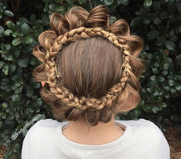 器用な編み込みヘア、女の子の頭に咲く髪の「花」
