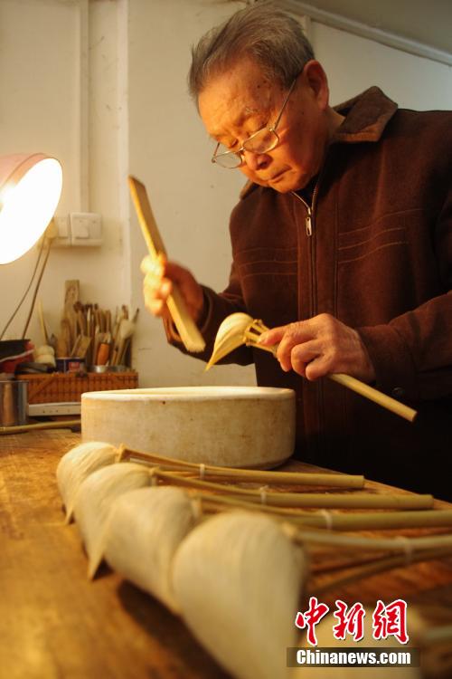 毛筆製作職人の盛松柏さん（80）は13歳のころに父から技を学び、手作りの毛筆作りに情熱と人生をかけてきた。
