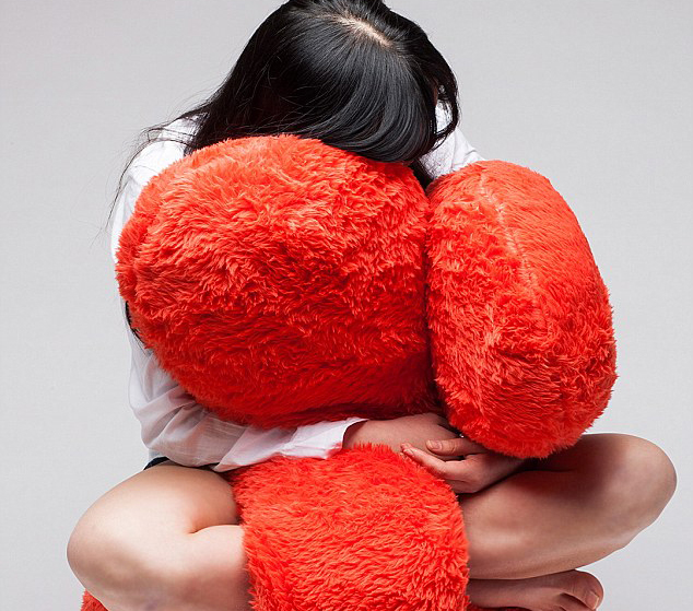 孤独を癒す「抱きソファー」、韓国のデザイナーが製作