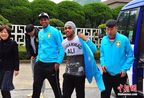 中国のサッカーリーグで活躍の選手らが在日本中国大使館を訪問