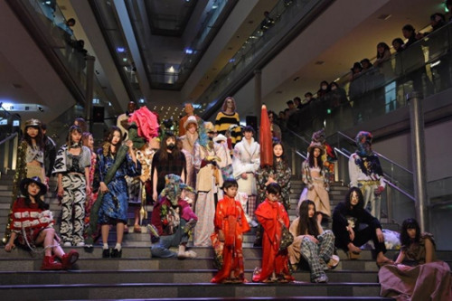水木しげる氏と同郷のデザイナーが妖怪ファッションショーを開催　日本