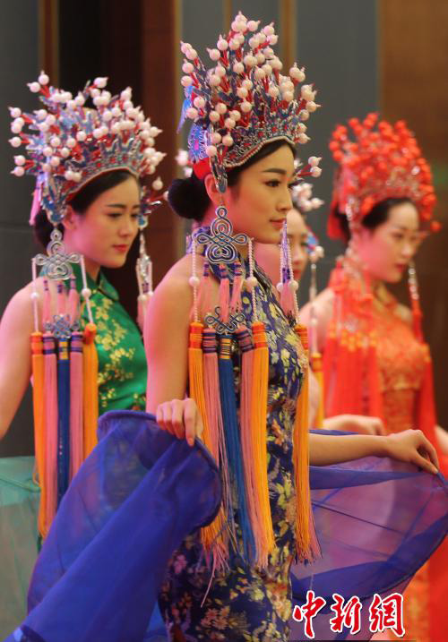 古典とファッションが完全融合、「鳳冠霞帔」姿のモデルが登場　南京