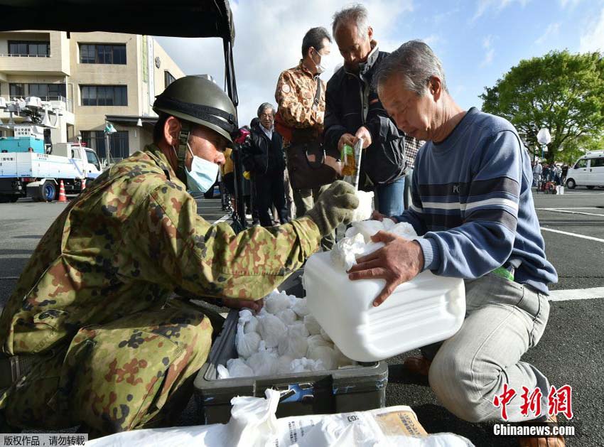 熊本地震、被災者が食料を求め行列　日本
