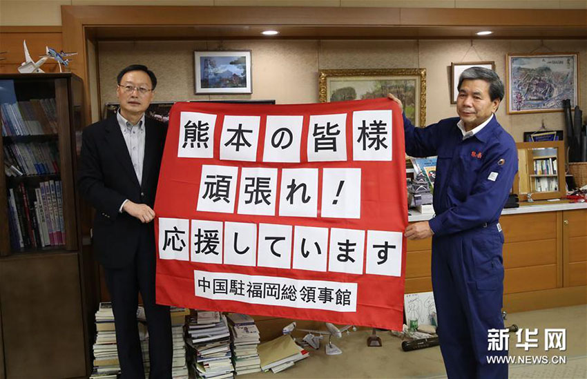 6日、熊本県庁で蒲島郁夫知事と会見した李天然・駐福岡中国総領事（左）。