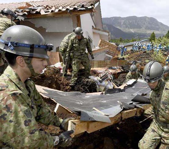 被災地での救援活動が続く、自衛隊員2万5千人態勢で　日本