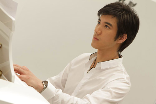 中日韓の男性スターの白シャツ姿を比較