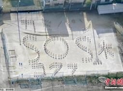 熊本地震被災地を空撮、SOSサインを送る人々