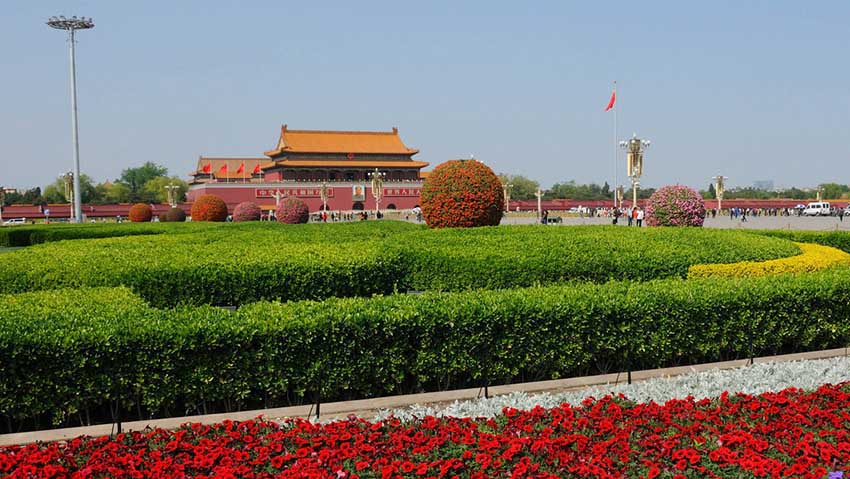 北京の天安門広場、メーデーに向けてアレンジ