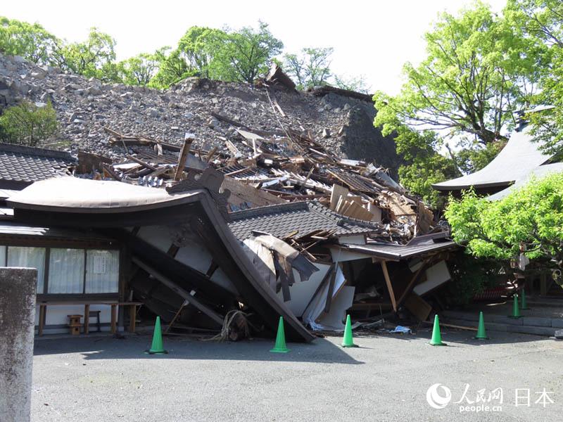 完全に倒壊した熊本大神宮